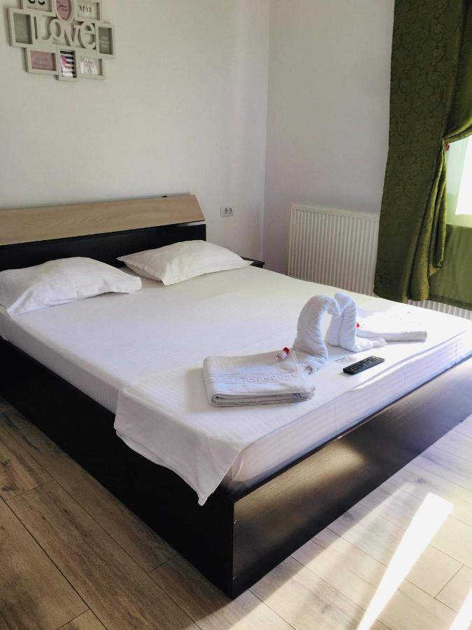Casa Famous Apartment Iasi Bagian luar foto