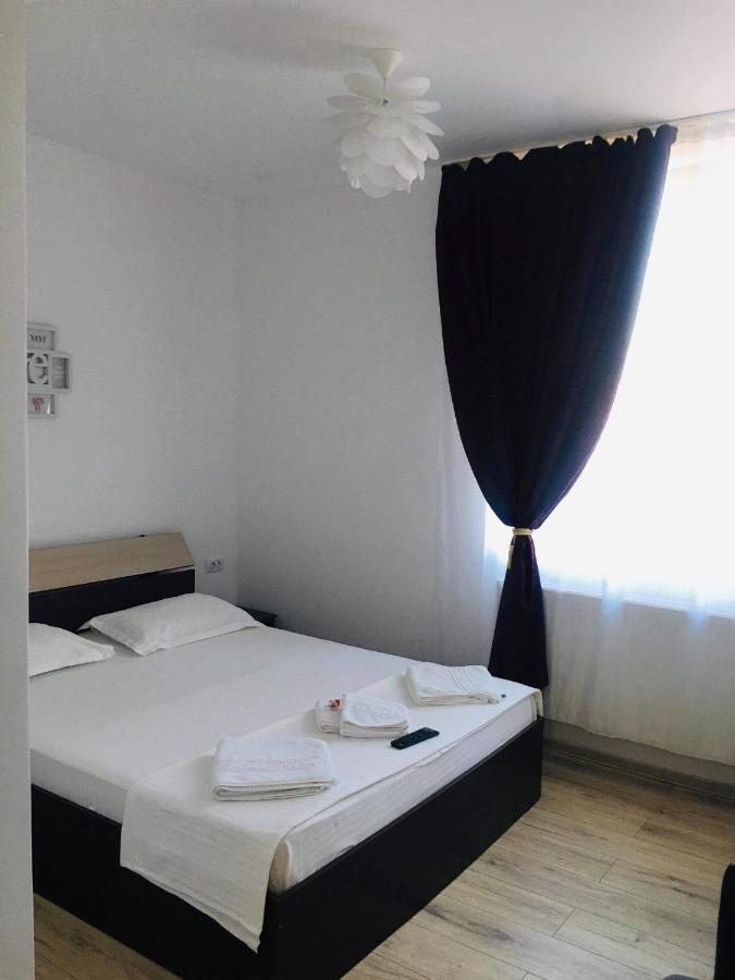 Casa Famous Apartment Iasi Bagian luar foto