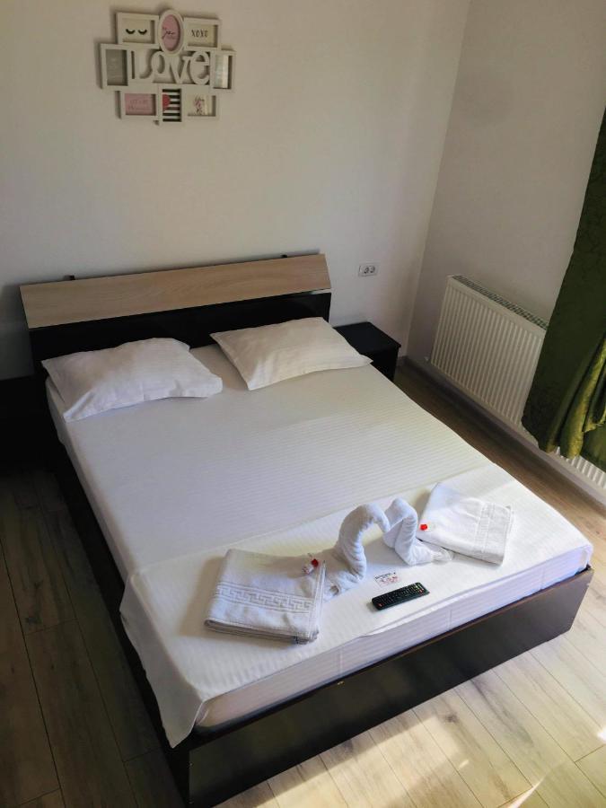 Casa Famous Apartment Iasi Bagian luar foto